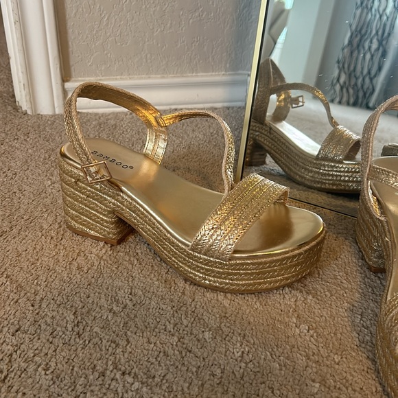 Gold platform sandals size 8 - Picture 2 of 7